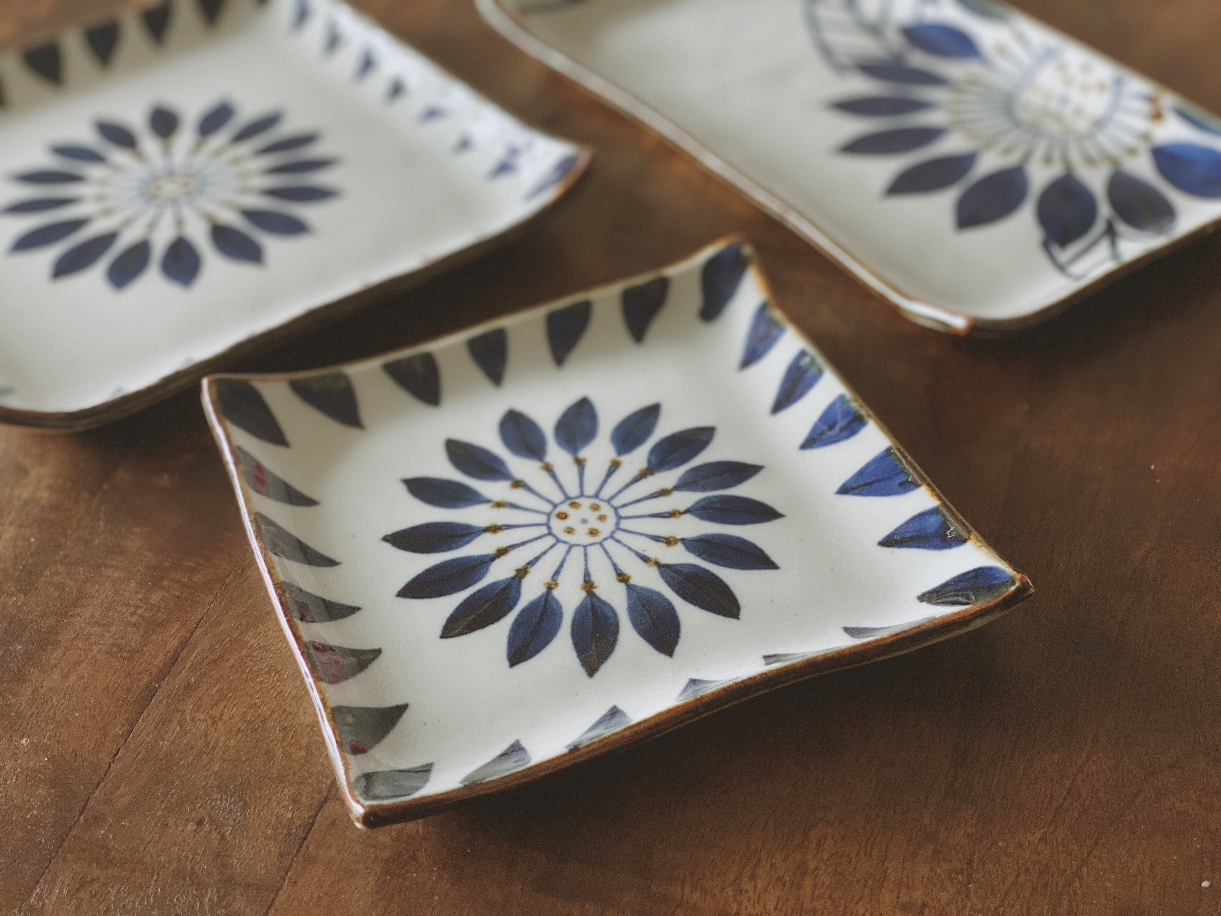 Shohogama Hand-painted Blue Flower Flat Plates