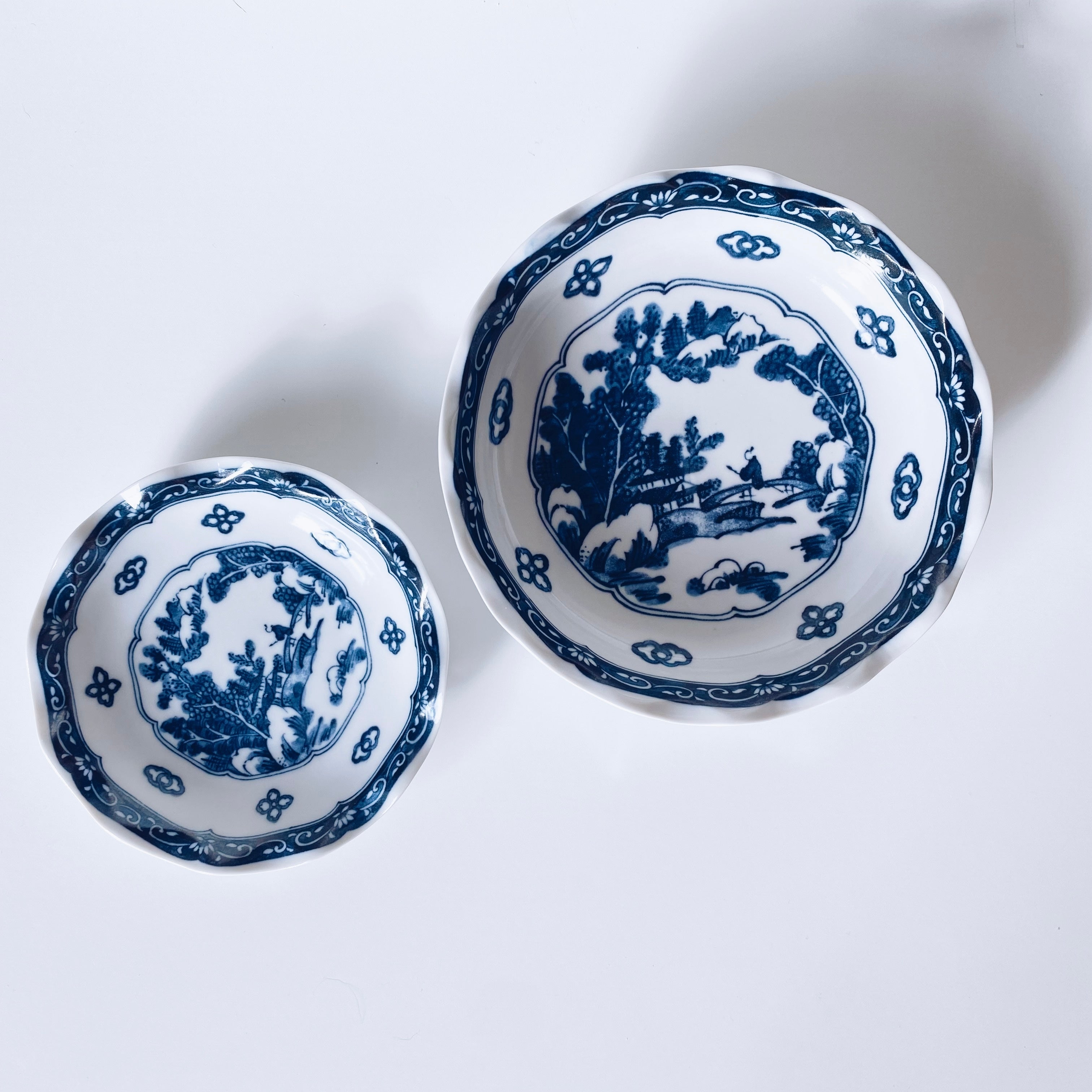 Blue and White Corrugated-edge Dishes - Landscape Pattern